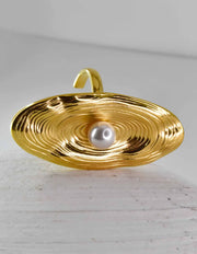 Side angle of oval pearl gold ring reflecting textured detailing