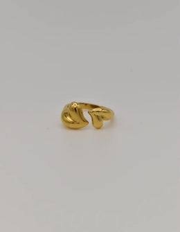Close-up of heart-inspired 14k gold wedding ring front view