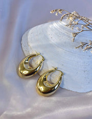 Biya Accessoires Montreal gold earrings with unique curve
